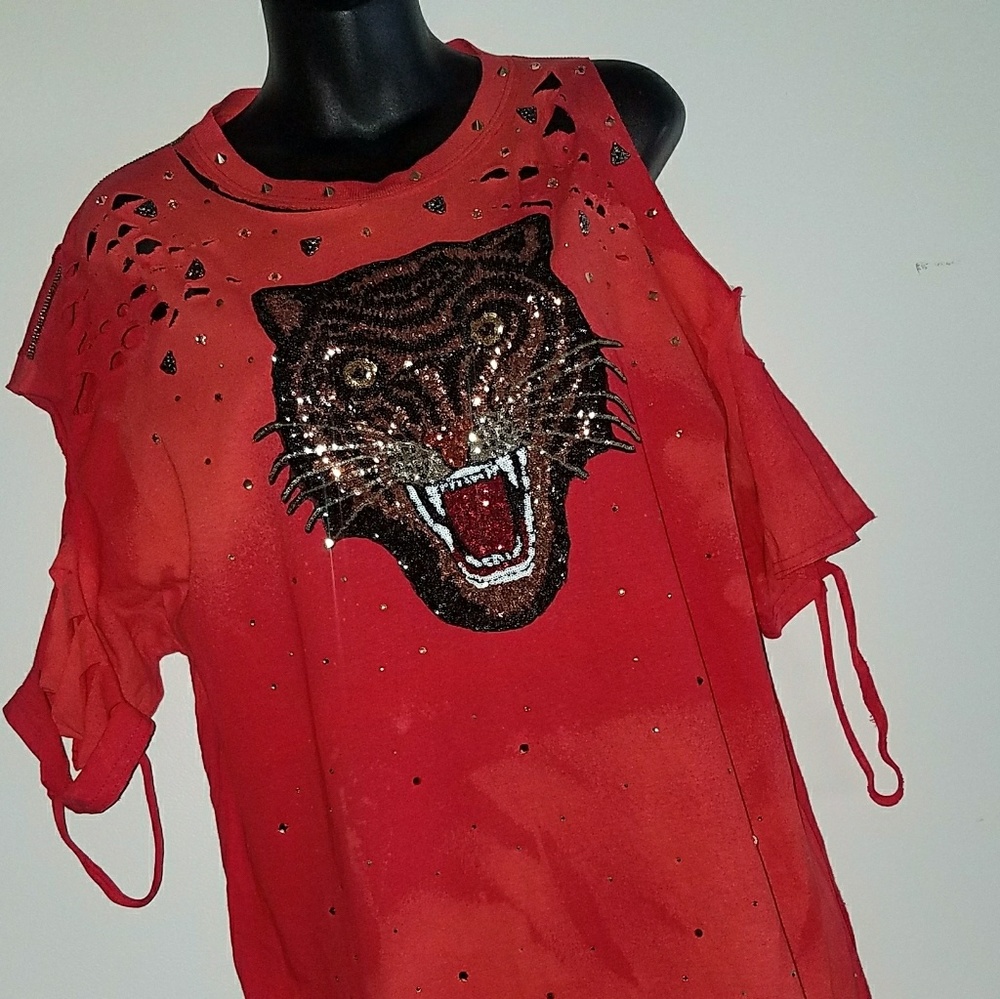 Distressed t-shirt with sequins lion patch